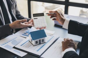 House model with agent and customer discussing calculate for price contract to buy